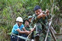 Tuổi trẻ LLVT tinh nguyện tại xã Sơn Bua, huyện Sơn Tây