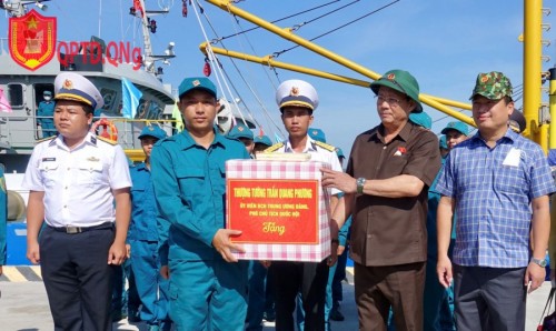 Phó Chủ tịch Quốc hội Trần Quang Phương thăm Hải đội dân quân thường trực tỉnh Quảng Ngãi 
