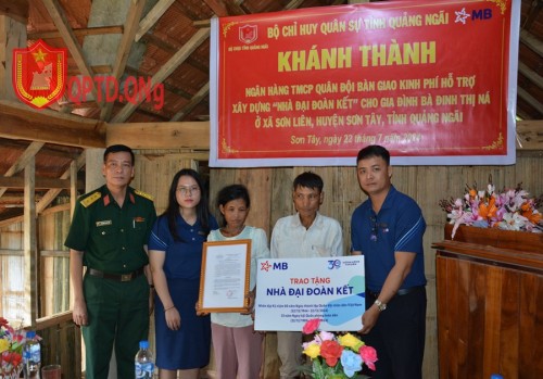Bộ CHQS tỉnh Quảng Ngãi bàn giao kinh phí hỗ trợ xây dựng nhà đại đoàn kết 