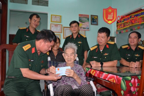 Thăm, tặng quà các gia đình thương binh, liệt sỹ, người có công với cách mạng trên địa bàn tỉnh.