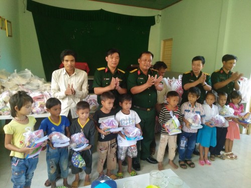 Sơn Tây: tặng 60 phần quà cho các em học sinh nghèo vùng xa chuẩn bị năm học mới 2017-2018