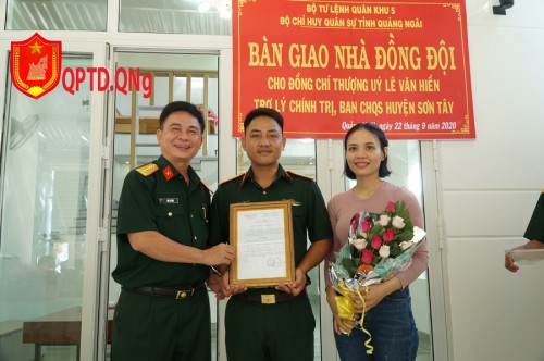 Bàn giao 02 “Nhà đồng đội” cho quân nhân có hoàn cảnh khó khăn 