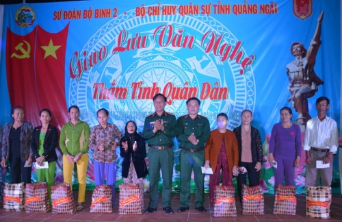 Trung đoàn Bộ binh 1 (Sư đoàn Bộ binh 2, Quân khu 5): Tặng quà cho gia đình chính sách xã Tịnh Sơn, Sơn Tịnh