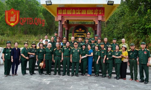 Đoàn Cựu chiến binh Ban liên lạc Sư đoàn 3 Sao Vàng tổ chức về thăm lại chiến trường xưa tại tỉnh Quảng Ngãi.