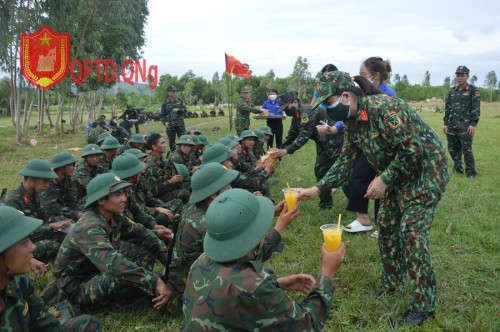 Bát nước thao trường, ấm tình đồng đội