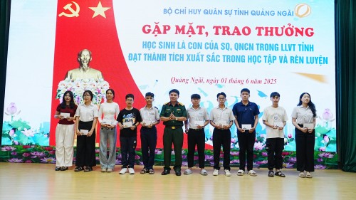 BỘ CHQS TỈNH GẶP MẶT, TUYÊN DƯƠNG KHEN THƯỞNG HỌC SINH CÓ THÀNH TÍCH XUẤT SẮC TRONG HỌC TẬP