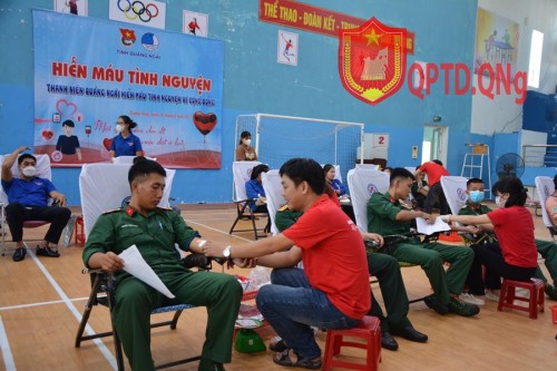 Tuổi trẻ Bộ CHQS tỉnh tham gia Ngày hội Thanh niên Quảng Ngãi hiến máu tình nguyện vì cộng đồng.