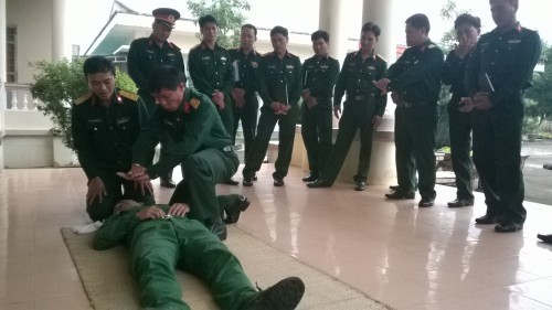 Ban CHQS huyện Minh Long tập huấn kỹ năng sơ cứu nạn, cứu hộ dưới nước.