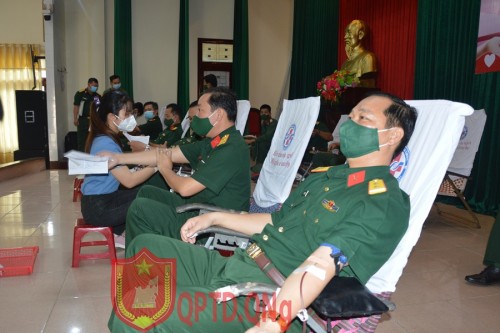 Hơn 100 cán bộ, chiến sỹ Bộ CHQS tỉnh Quảng Ngãi tham gia hiến máu tình nguyện.