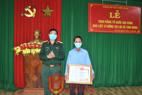 Huyện Sơn Tịnh trao bằng Tổ quốc ghi công cho 03 thân nhân liệt sĩ
