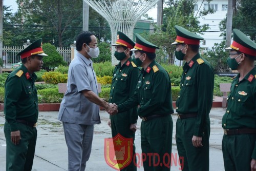 Phó Chủ tịch Quốc hội thăm và làm việc tại Bộ CHQS tỉnh Quảng Ngãi