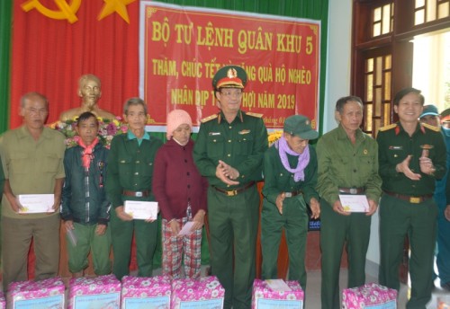 Bộ Tư lệnh Quân khu 5 thăm, tặng quà Tết tại tỉnh Quảng Ngãi