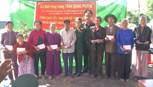 Bộ Tư lệnh Quân khu 5 thăm, tặng quà Tết tại tỉnh Quảng Ngãi