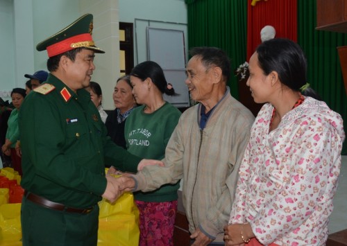 Phó Chính ủy Quân khu 5 cũng  thăm, tặng quà Tết cho đồng bào nghèo trong tỉnh