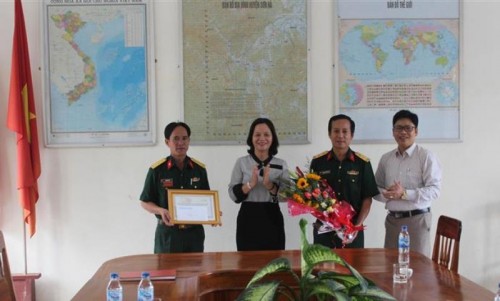 Thưởng nóng Ban CHQS huyện Sơn Hà trong công tác phối hợp truy bắt nghi can giết người chạy trốn