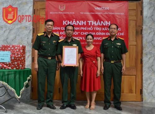 Bàn giao “Nhà đồng đội” cho gia đình Thiếu tá QNCN Lê Quang Phương, nhân viên, Ban CHQS huyện Nghĩa Hành 