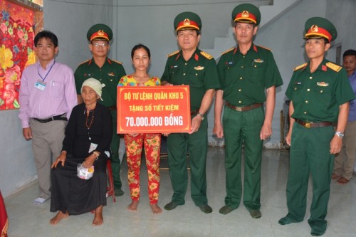 Quân khu 5 trao tặng sổ tiết kiệm trị giá 70 triệu đồng cho thân nhân gia đình quân nhân Đinh Văn Huế