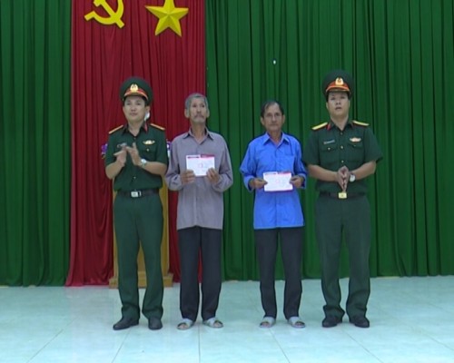 Tư Nghĩa  làm công tác dân vận tại làng Rút – xã Sơn Kỳ, huyện Sơn Hà.