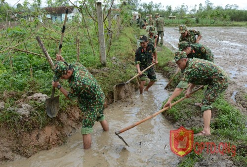Bộ CHQS tỉnh hành quân làm dân vận tại xã Tịnh Hiệp.