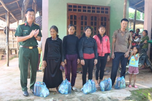 Ban chỉ huy quân sự huyện Minh Long làm công tác dân vận tại huyện Sơn Hà