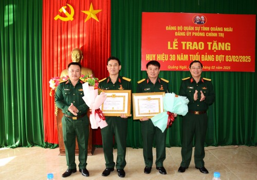 TRAO HUY HIỆU 30 NĂM TUỔI ĐẢNG CHO ĐẢNG VIÊN DỊP 3/2