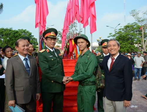 QUẢNG NGÃI RỘN RÃ TRỐNG HỘI TÒNG QUÂN