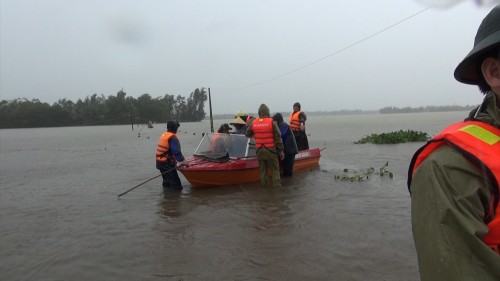 HƠN 700 CÁN BỘ, CHIẾN SỸ GIÚP DÂN DI DỜI KHỎI VÙNG LŨ BỊ CÔ LẬP