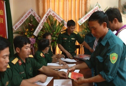 Ban CHQS huyện tư Nghĩa Chi trả phụ cấp quý I.2017