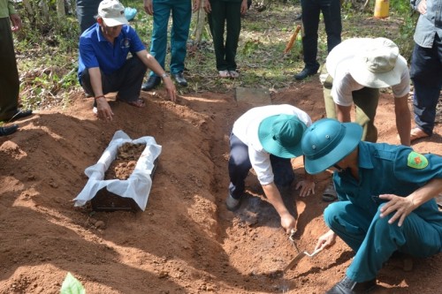 Ban CHQS huyện Bình Sơn quy tập hài cốt Liệt sỹ về nghĩa trang