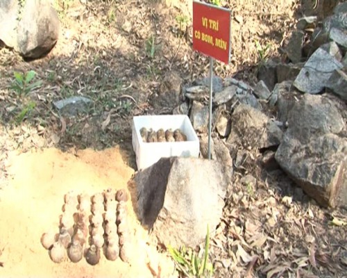 Hủy Bom tại Núi Khỉ xã Tịnh Sơn, huyên Sơn Tịnh