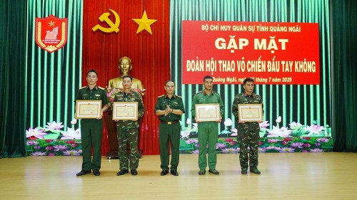 BỘ CHQS TỈNH GẶP MẶT, TRAO THƯỞNG ĐOÀN HỘI THAO VÕ TAY KHÔNG CHIẾN ĐẤU