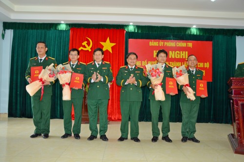 CÔNG BỐ QUYẾT ĐỊNH THÀNH LẬP CÁC CHI BỘ TRỰC THUỘC ĐẢNG BỘ PHÒNG CHÍNH TRỊ