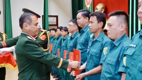 TRAO QUYẾT ĐỊNH BỔ NHIỆM CÁN BỘ BAN CHỈ HUY QUÂN SỰ CẤP XÃ