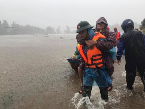 Bình Sơn: Hơn 4.00 cán bộ, chiến sĩ  tham gia giúp dân khắc phục hậu quả thiên tai