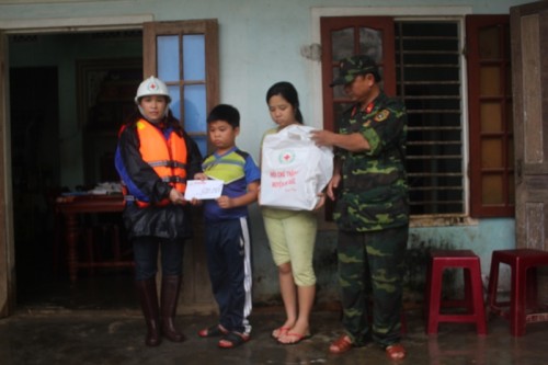 Mộ Đức: Tặng quà cho đồng bào vùng lũ