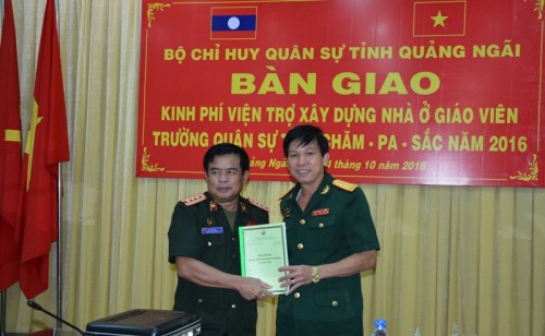  Bộ CHQS tỉnh Quảng Ngãi vừa tổ chức bàn giao kinh phí viện trợ xây dựng nhà ở giáo viên Trường quân sự cho Bộ CHQS tỉnh Chăm Pa Sắc – Lào.