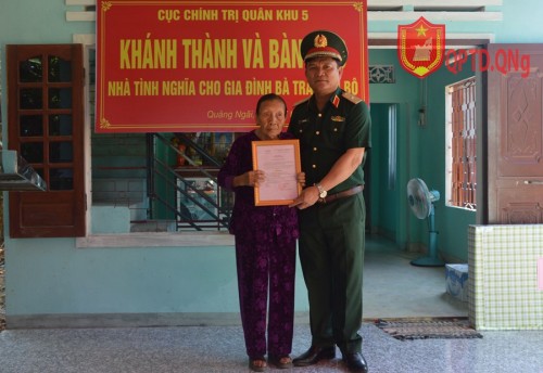 Cục Chính trị Quân khu 5 bàn giao nhà tình nghĩa cho đối tượng chính sách tại xã Đức Hiệp, huyện Mộ Đức, tỉnh Quảng Ngãi.