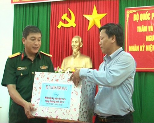  Bộ quốc phòng và Bộ Tư lệnh Quân khu V thăm, tặng quà trung tâm điều dưỡng người có công  