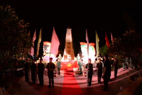 Tuổi trẻ LLVT tỉnh thắp nến tri ân các anh hùng liệt sỹ tại nghĩa trang Quảng Phú