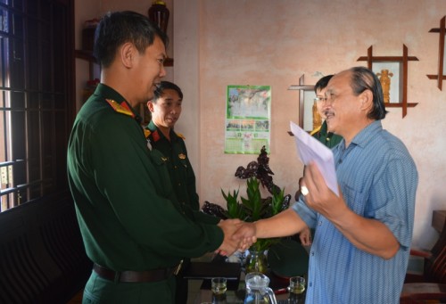 Thăm tặng quà  các đồng chí  trực tiếp tham gia chiến tranh bảo vệ biên giới tây Nam Tổ Quốc .