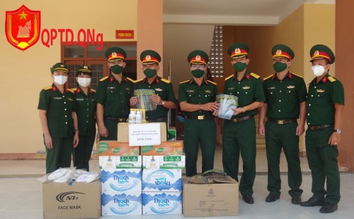 Hội Phụ nữ và Đoàn viên thanh niên Bộ CHQS tỉnh làm mũ giọt bắn tặng khu cách ly