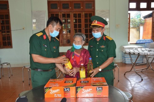 Mẹ Việt Nam Anh hùng góp gạo ủng hộ Chống dịch Covid-19