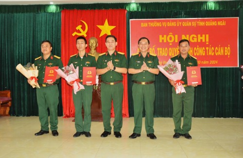 BAN THƯỜNG VỤ ĐẢNG ỦY QUÂN SỰ TỈNH CÔNG BỐ, TRAO QUYẾT ĐỊNH CÔNG TÁC CÁN BỘ