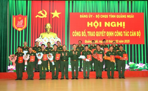 ĐẢNG ỦY - BỘ CHQS TỈNH CÔNG BỐ, TRAO QUYẾT ĐỊNH CÔNG TÁC CÁN BỘ