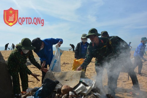Hội Phụ nữ và  Đoàn viên thanh niên cơ quan Bộ CHQS tỉnh thu dọn rác dọc bờ biển Sa Huỳnh