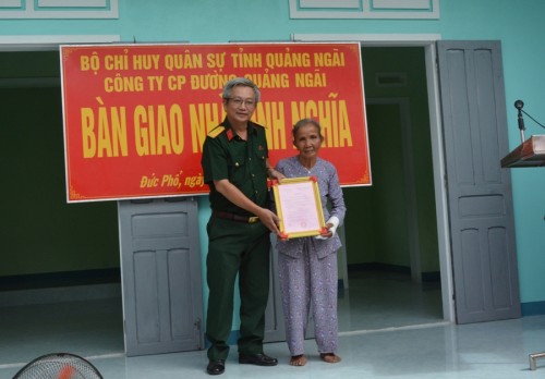 Bàn giao nhà tình nghĩa cho gia đình chính sách tại huyện Đức Phổ