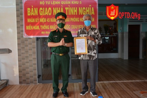 Bàn giao nhà tình nghĩa cho cựu quân nhân.