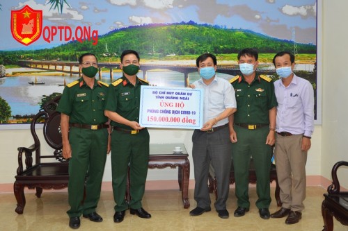 Bộ Chỉ huy Quân sự tỉnh trao tiền ủng hộ chống dịch Covid-19.