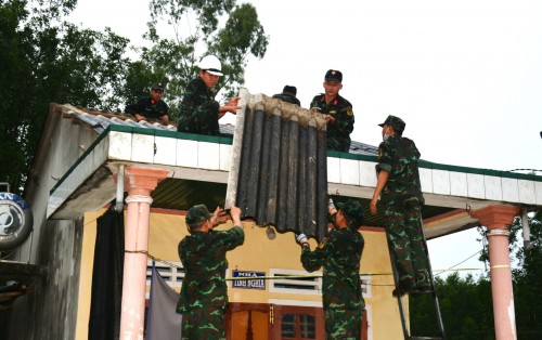 CÁN BỘ, CHIẾN SỸ ĐẠI ĐỘI CÔNG BINH GIÚP DÂN SỬA CHỮA LỢP LẠI NHÀ CHO GIA ĐÌNH CHÍNH SÁCH