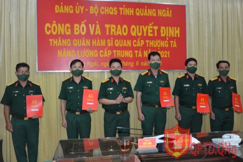Bộ CHQS tỉnh trao Quyết định quân hàm thượng tá và nâng lương cấp tá cho 13 sỹ quan. 